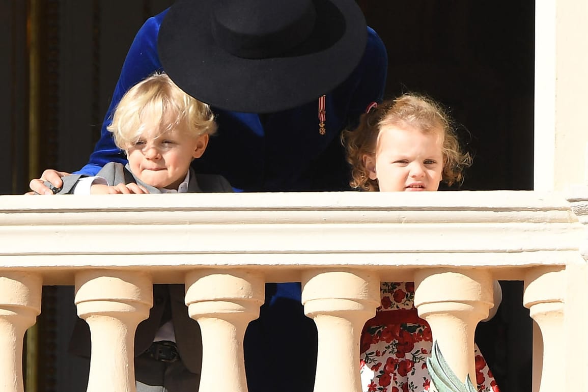 Prinz Jacques und Prinzessin Gabriella mit ihrer Mutter Charlène: Für sie geht es jetzt in den Urlaub in der Ferne.