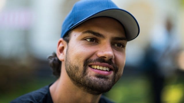Jimi Blue Ochsenknecht lächelt während eines Interviews.