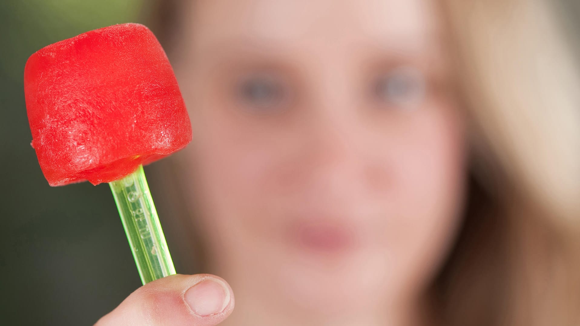 Melonensorbet am Stiel: Einfach das Fruchtfleisch einer Wassermelone pürieren und zusammen mit dem Stiel einfrieren.