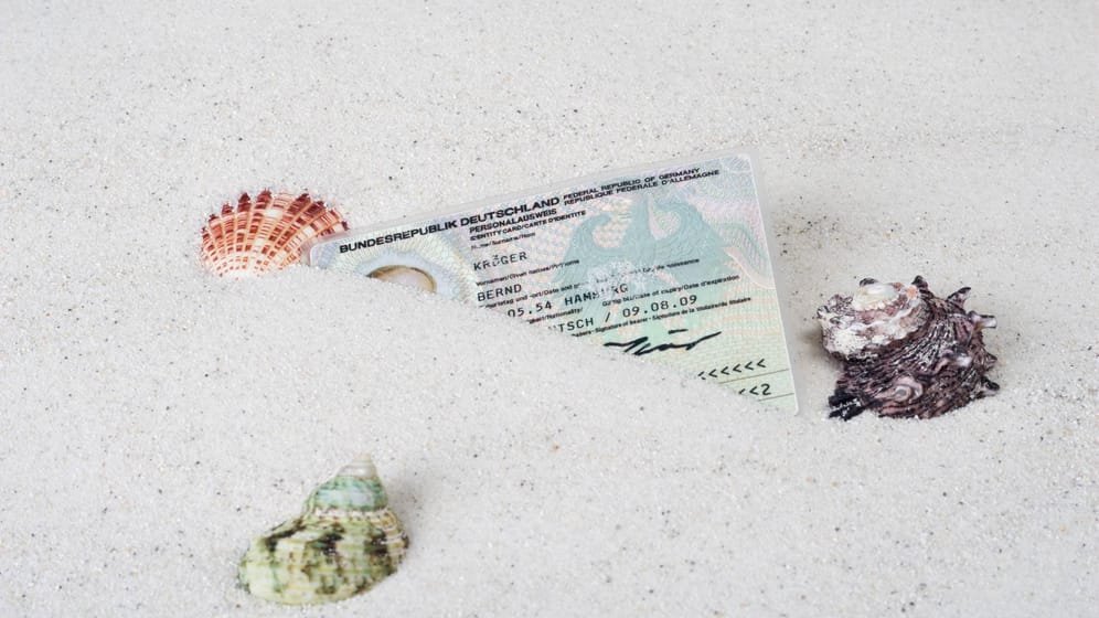Ausweis im Sand: Besitzen Sie keinen Identitätsnachweis, können Strafen bis zu 5.000 Euro drohen.