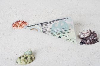 Ausweis im Sand: Besitzen Sie keinen Identitätsnachweis, können Strafen bis zu 5.000 Euro drohen.