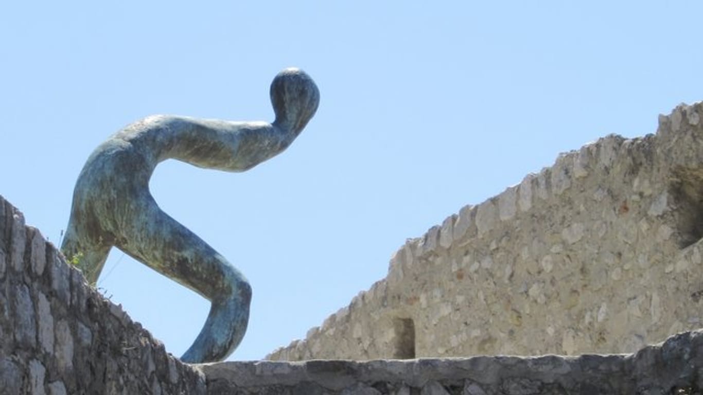 "Du livre du matin" heißt die Skulptur von Henk Visch, die auf der Kunstbiennale ausgestellt ist.