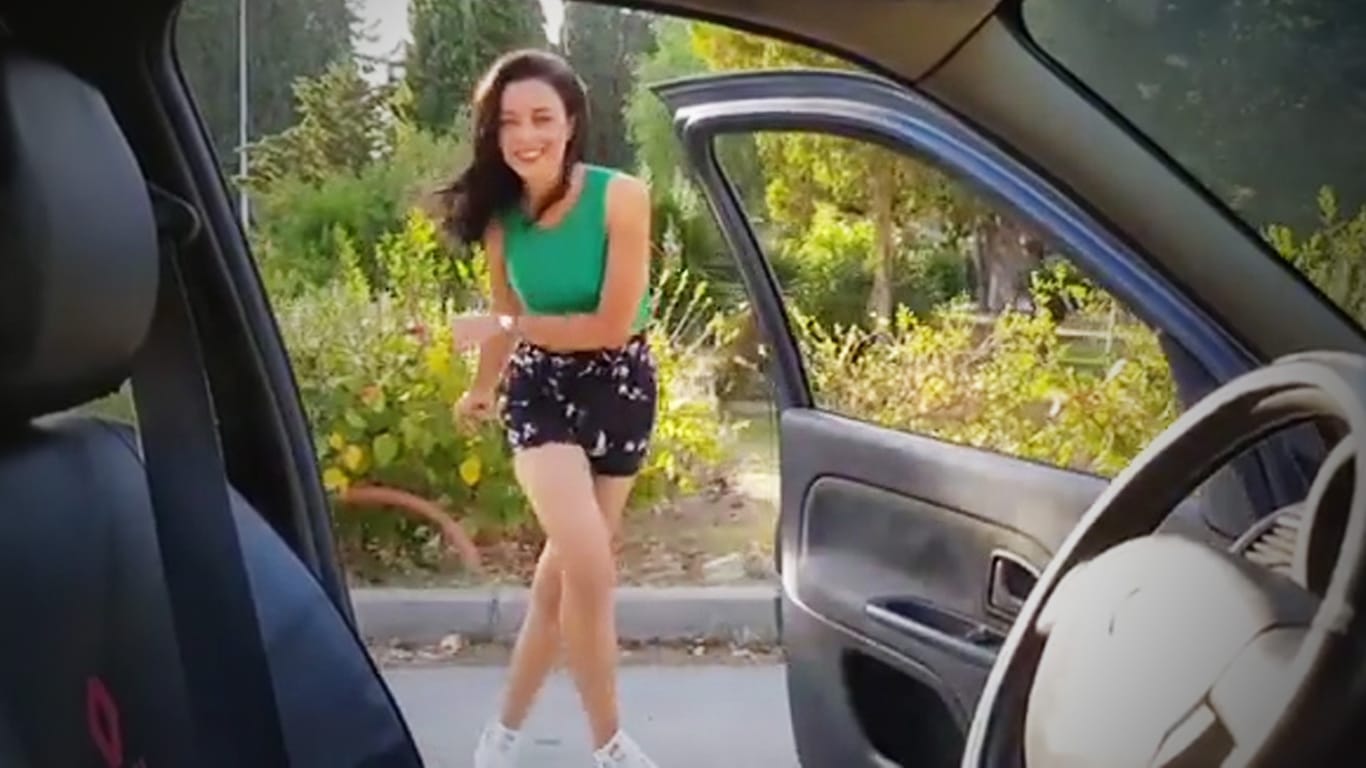 "Kiki-Challenge": Fahrer oder Beifahrer tanzen bei langsamer Fahrt neben der offenen Fahrzeugtüre zur Musik des Sängers Drake.