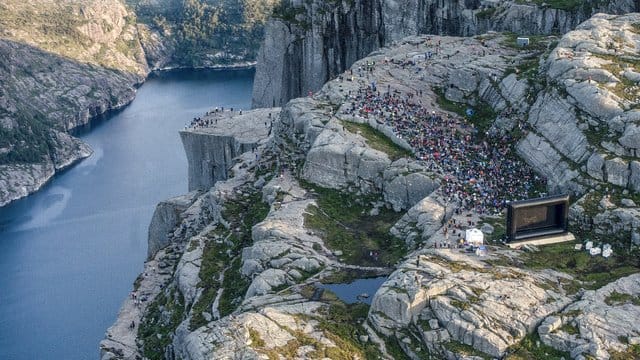 Hunderte Menschen in einem Freilichtkino der besonderen Art auf dem Berg Preikestolen. Hunderte Menschen in einem Freilichtkino der besonderen Art auf dem Berg Preikestolen.