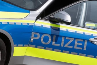 Einsatzfahrzeug der Polizei (Symbolbild): In Leipzig konnten vier Kinder aus einer verwahrlosten Wohnung gerettet werden, weil Mitarbeiter einer Baugesellschaft bei Arbeiten an der Fassade des Hauses durch das Fenster der Wohnung schauen konnten.