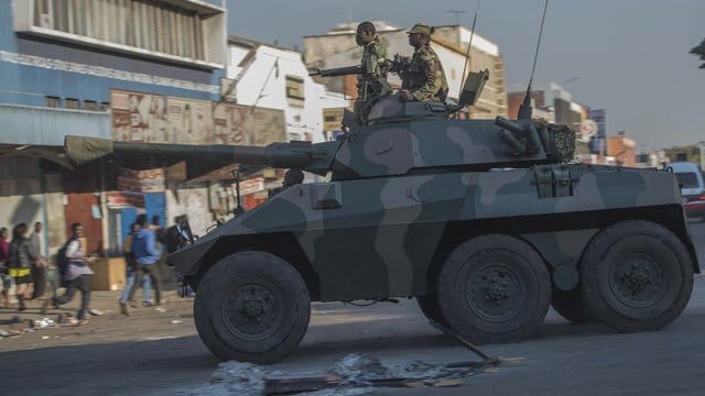 Soldaten patroullieren nach Demonstrationen von Anhängern der Oppositionspartei in Simbabwes Hauptstadt Harare. Soldaten patroullieren nach Demonstrationen von Anhängern der Oppositionspartei in Simbabwes Hauptstadt Harare.