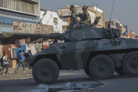 Soldaten patroullieren nach Demonstrationen von Anhängern der Oppositionspartei in Simbabwes Hauptstadt Harare.