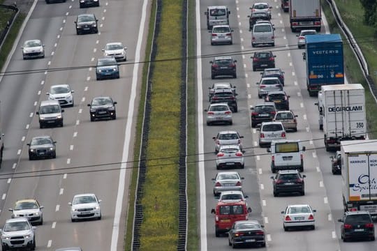 Wer stur auf der mittleren Spur fährt, gefährdet den nachfolgenden Verkehr.