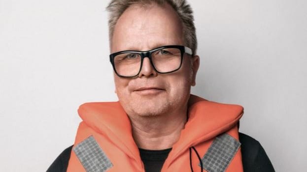 Herbert Grönemeyer mit Rettungsweste: Der Sänger unterstützt gemeinsam mit vielen anderen Stars die Seenotretter im Mittelmeer.