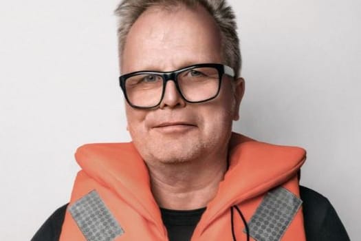 Herbert Grönemeyer mit Rettungsweste: Der Sänger unterstützt gemeinsam mit vielen anderen Stars die Seenotretter im Mittelmeer.