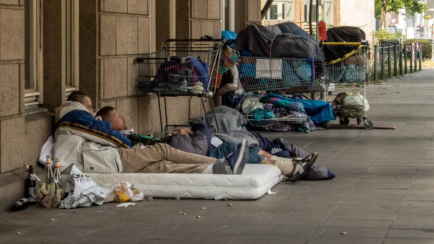 Obdachlose auf der Straße: Wohnungslose haben meist ihr ganzes Hab und Gut bei sich.