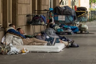 Obdachlose auf der Straße: Wohnungslose haben meist ihr ganzes Hab und Gut bei sich.
