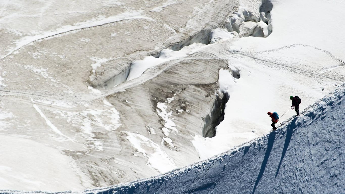 Bergsteiger auf einem Gletscher des Mont Blanc: Zahlreiche Alpinisten sind seit Juni dort gestorben.