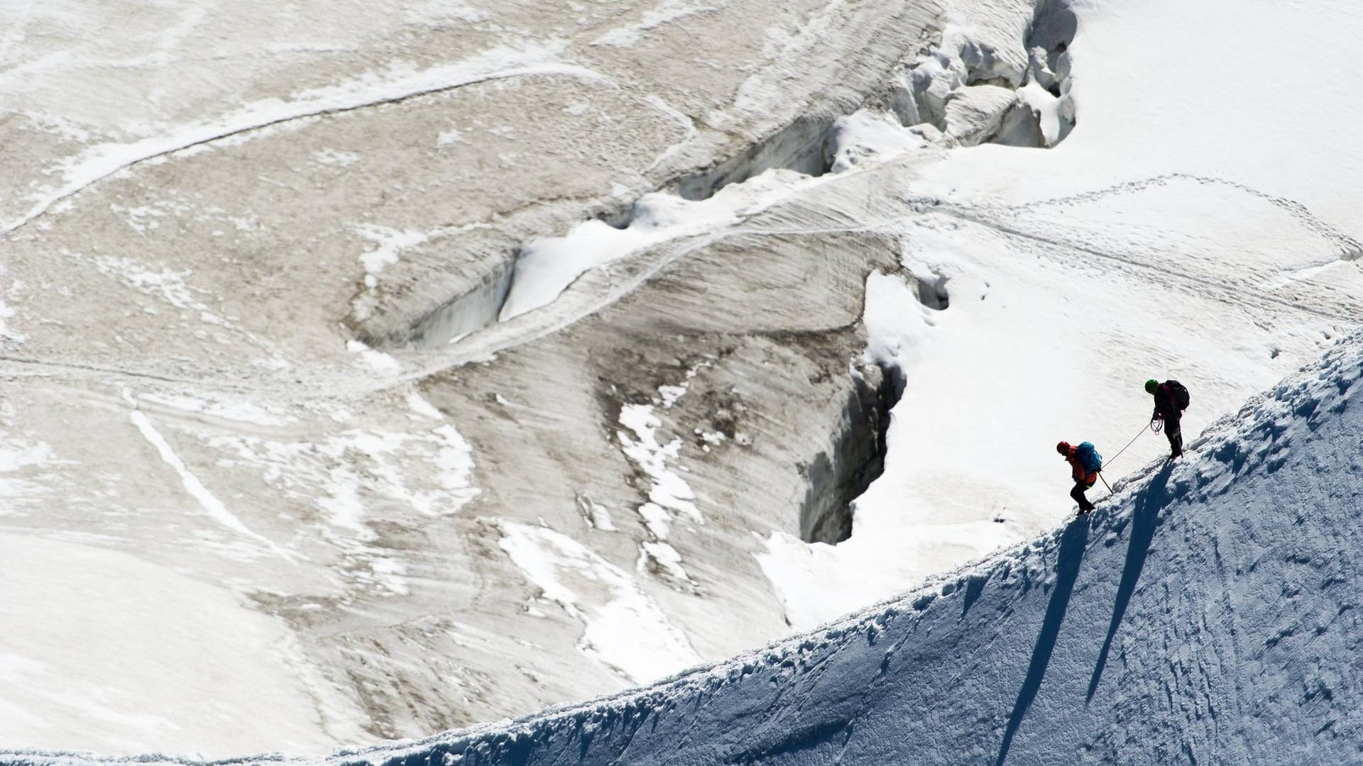 Bergsteiger auf einem Gletscher des Mont Blanc: Zahlreiche Alpinisten sind seit Juni dort gestorben. Bergsteiger auf einem Gletscher des Mont Blanc: Zahlreiche Alpinisten sind seit Juni dort gestorben.