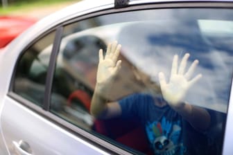 Kind im Auto eingesperrt (Symbolbild): Autos heizen sich bei Hitze besonders schnell auf und können schnell gefährlich werden.