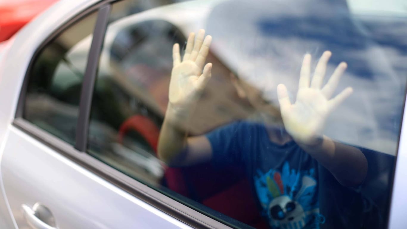 Kind im Auto eingesperrt (Symbolbild): Autos heizen sich bei Hitze besonders schnell auf und können schnell gefährlich werden.