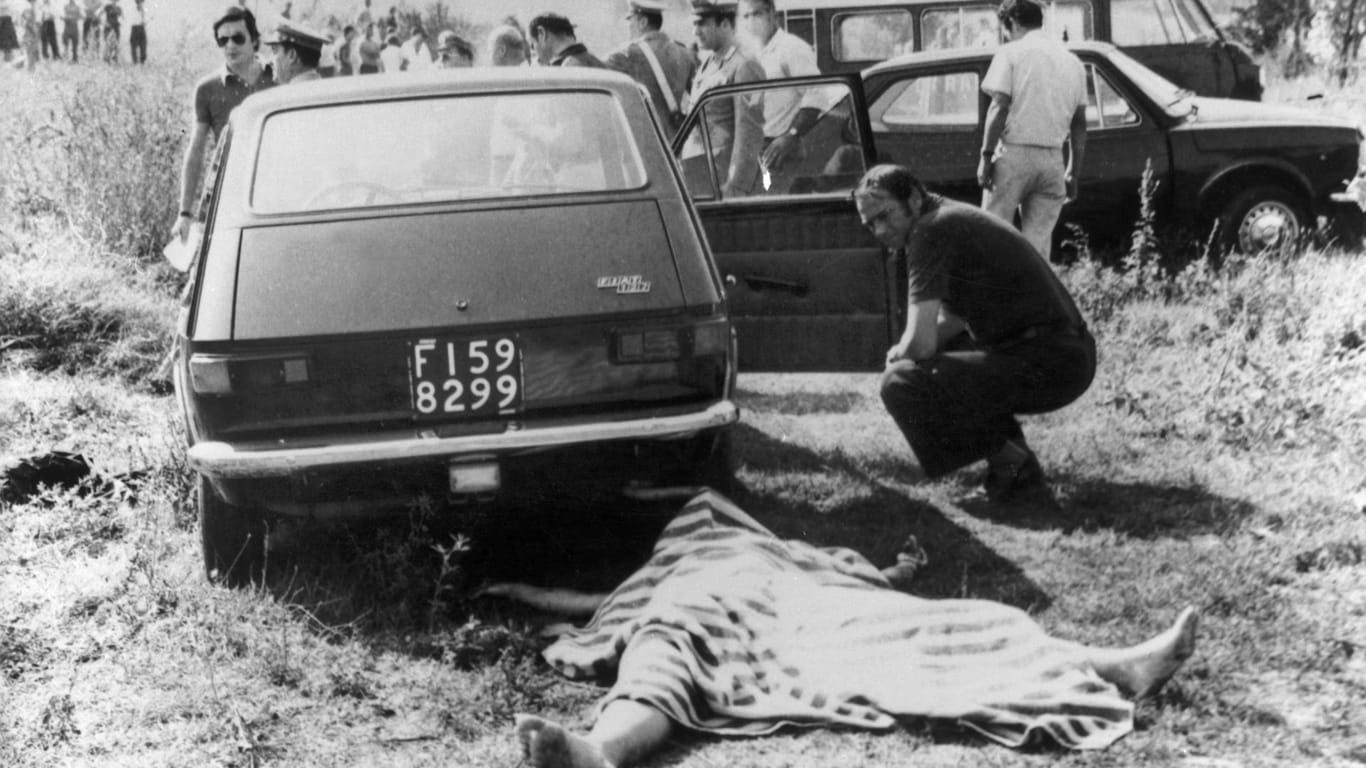 Der Leichnam von Stefania Pettini liegt am 14.09.1974 neben dem Auto am Tatort: Die Leiche ihres Freundes Pasquale Gentilcore wurde in dem PKW gefunden.
