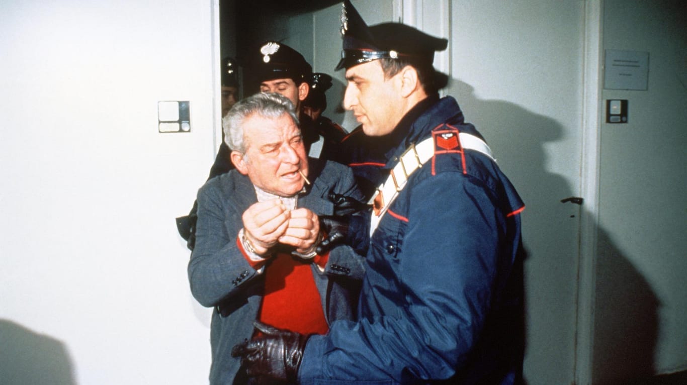 Pietro Pacciani bei seiner Festnahme im Januar 1993: Der in erster Instanz wegen siebenfachen Doppelmordes lebenslänglich verurteilte Bauer wurde von einem Berufungsgericht in Florenz freigesprochen
