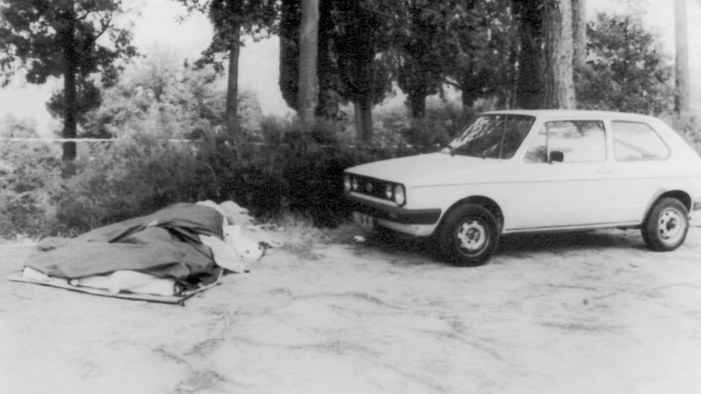 Der PKW und das das Zelt der französischen Touristen Michel Kraveichvili und Nadine Gisele Janine Mauriot: Sie wurden 1985 in San Casciano Val di Pesa nahe Florenz ermordet aufgefunden.