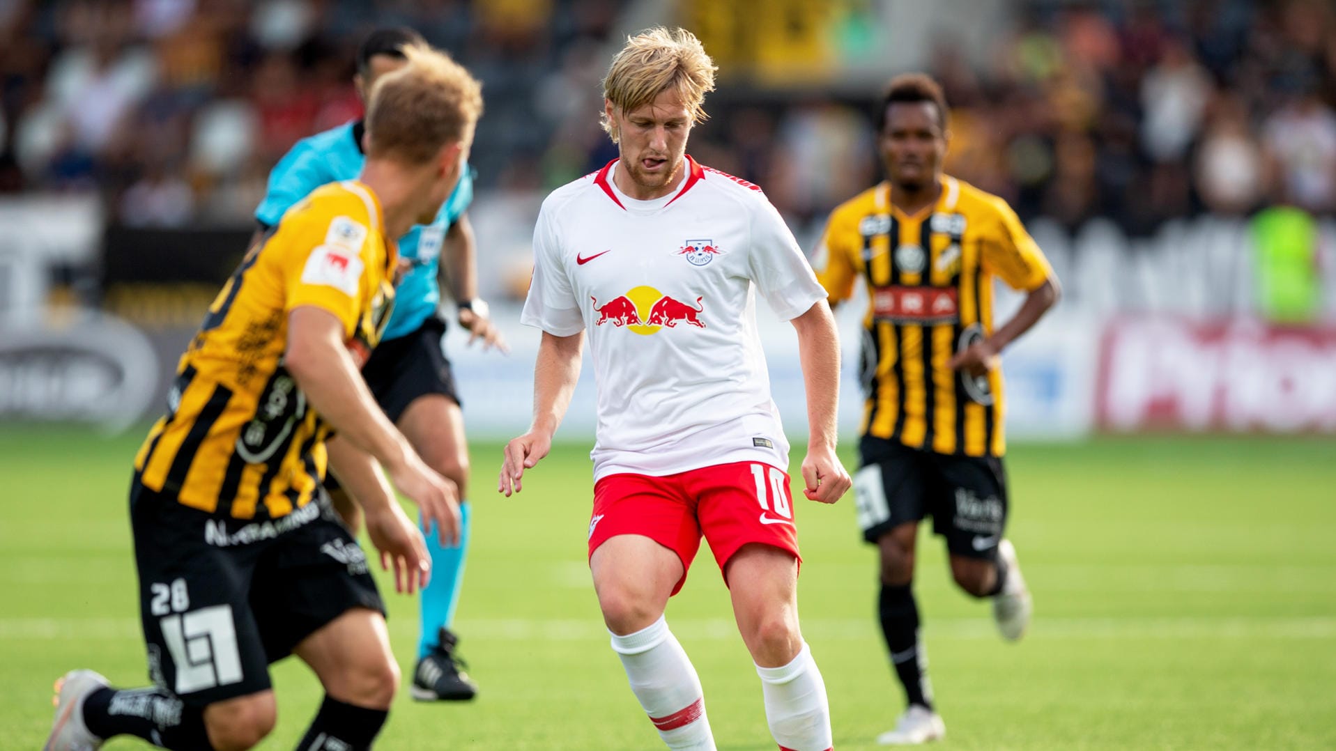 Leipzigs Emil Forsberg (weiß) in Aktion.