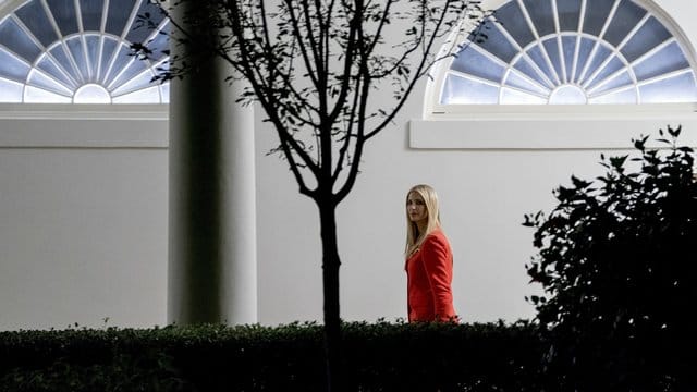Ivanka Trump, Tochter des US-Präsidenten, geht in Richtung des Westflügels des Weißen Hauses. Ivanka Trump, Tochter des US-Präsidenten, geht in Richtung des Westflügels des Weißen Hauses.