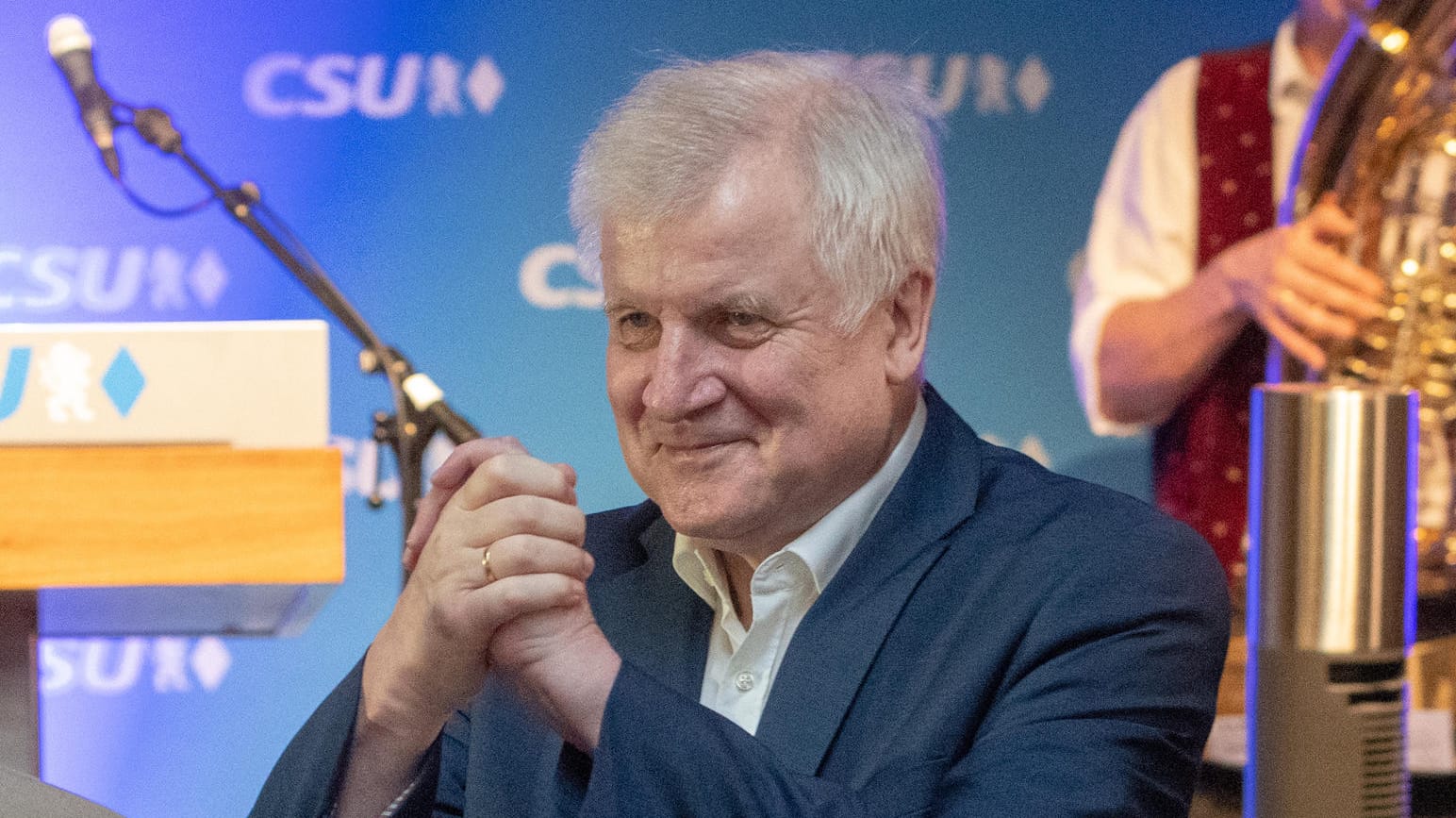 Seehofer bei einem Volksfest in Töging: Tief im CSU-Stammland beklagt er eine Kampagne gegen sich.