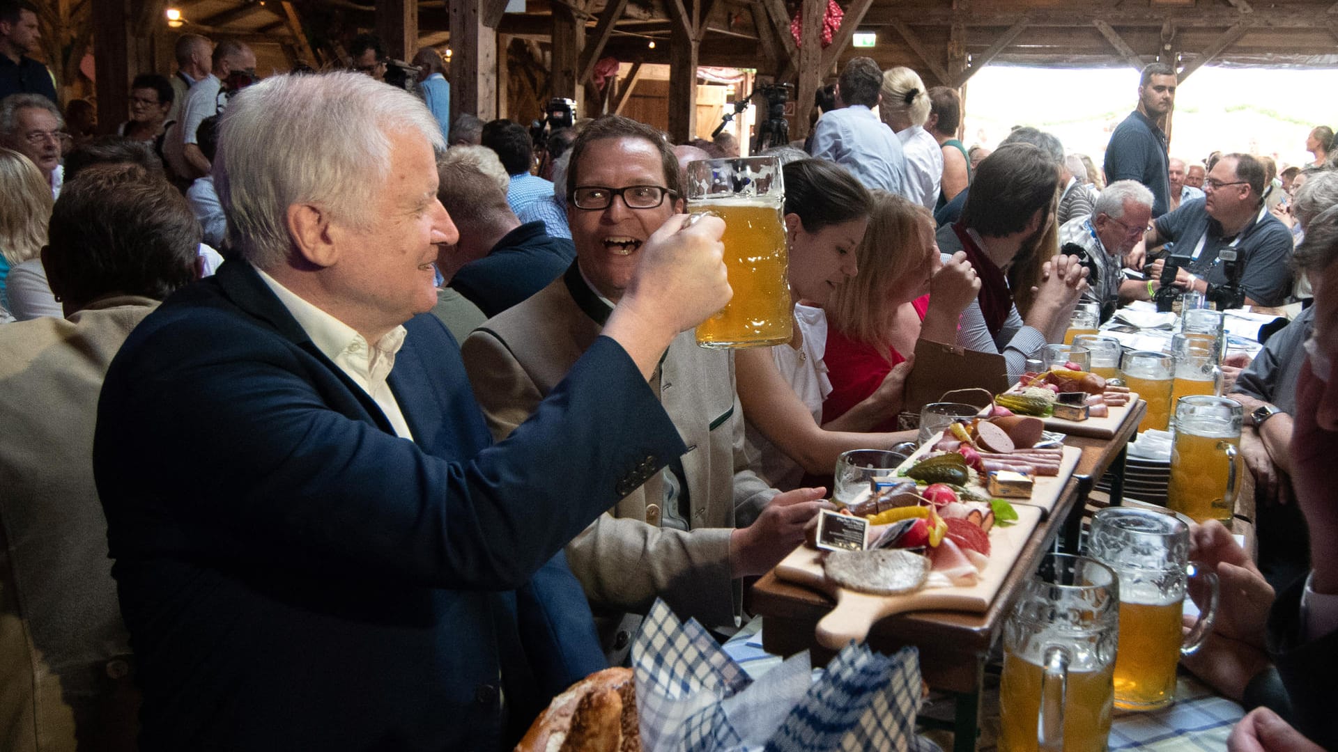 Heimspiel für Seehofer: Im Bierzelt erntet er große Zustimmung – doch es gibt auch kritische Töne.