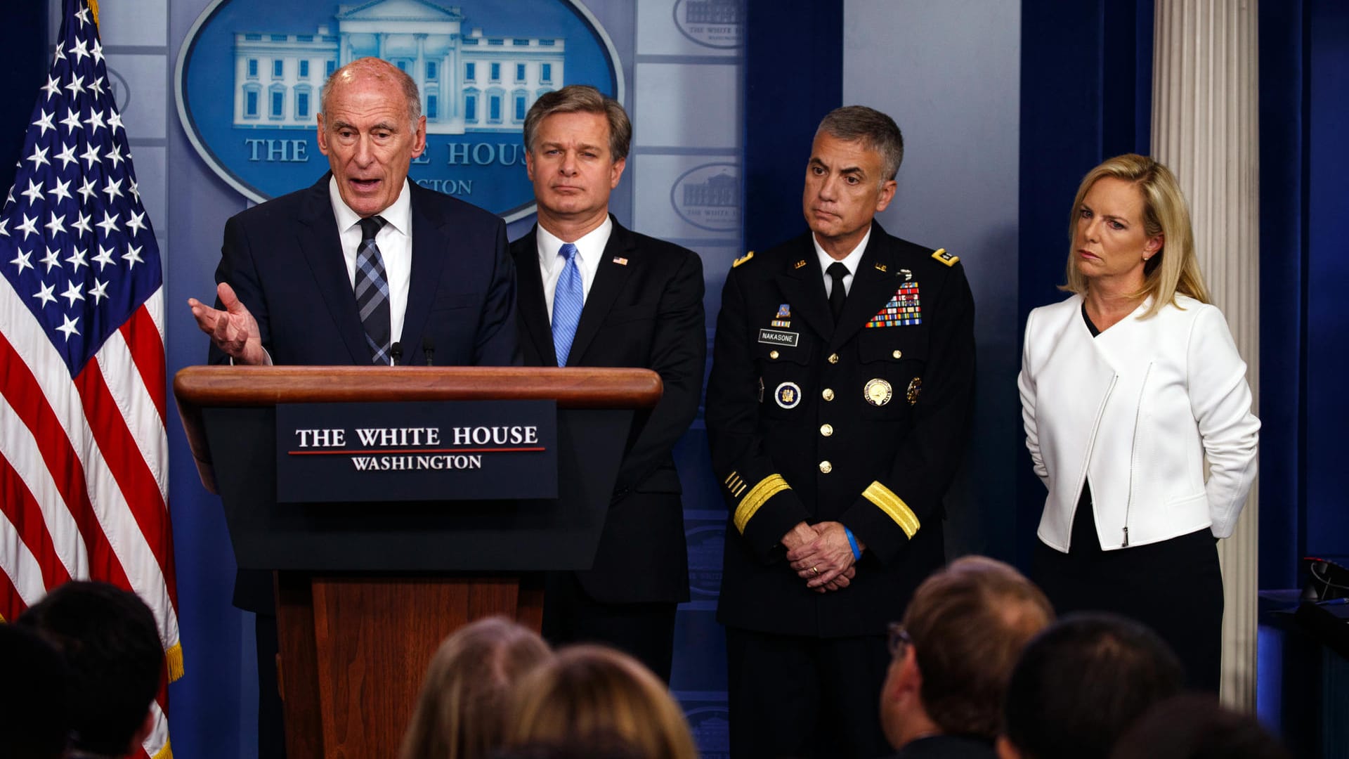 Der nationale Geheimdienstkoordinator der USA, Dan Coats (l), spricht während der täglichen Pressekonferenz im Weißen Haus. Mehrere ranghohe US-Regierungsvertreter haben in scharfen Worten vor Versuchen Russlands gewarnt, Einfluss auf die Kongresswahlen im Herbst zu nehmen.