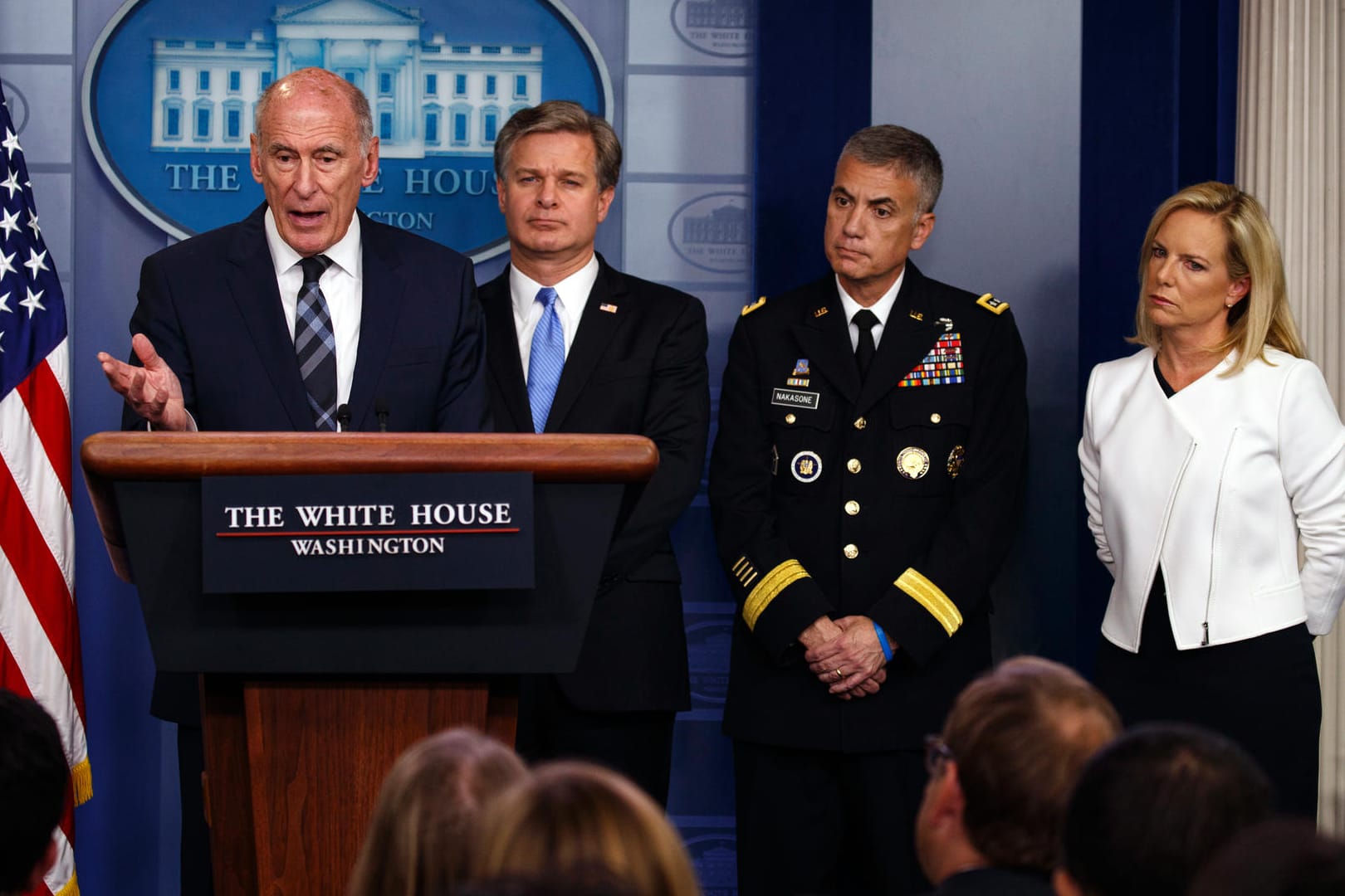 Der nationale Geheimdienstkoordinator der USA, Dan Coats (l), spricht während der täglichen Pressekonferenz im Weißen Haus. Mehrere ranghohe US-Regierungsvertreter haben in scharfen Worten vor Versuchen Russlands gewarnt, Einfluss auf die Kongresswahlen im Herbst zu nehmen.