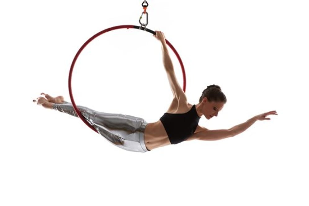 Beim Aerial Hoop kommt statt eines Tuchs ein Ring zum Einsatz.