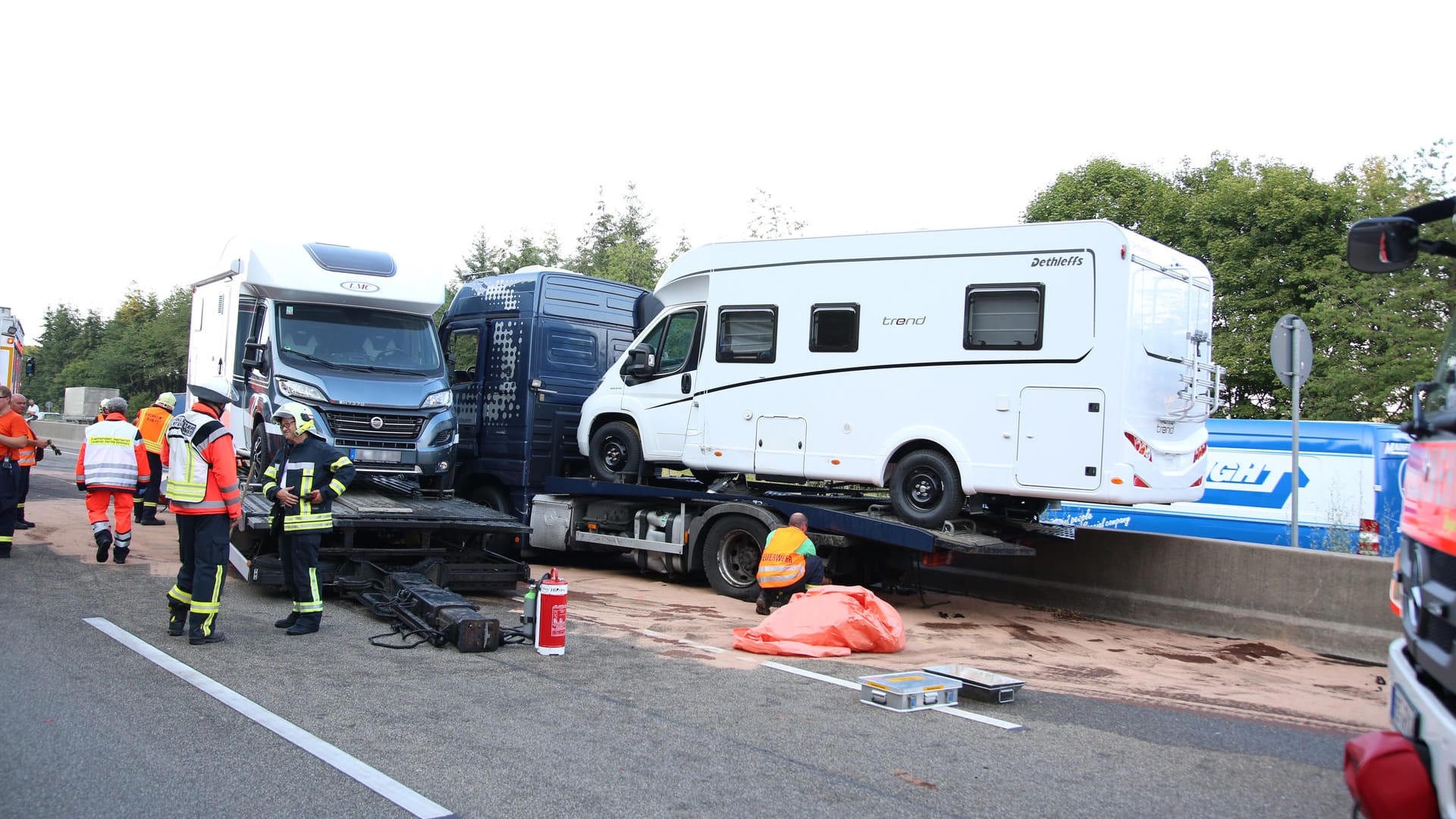Zwei Wohnmobile stehen nach einem Unfall auf Abschleppfahrzeugen: Bei einem schweren Verkehrsunfall auf der Autobahn 7 in Höhe des Kirchheimer Dreiecks sind am Donnerstagabend zehn Menschen verletzt worden. Zwei Wohnmobile stehen nach einem Unfall auf Abschleppfahrzeugen: Bei einem schweren Verkehrsunfall auf der Autobahn 7 in Höhe des Kirchheimer Dreiecks sind am Donnerstagabend zehn Menschen verletzt worden.
