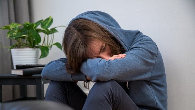 Wer oft traurig ist und sich zu nichts mehr motivieren kann, hat möglicherweise ein psychisches Problem. Wer oft traurig ist und sich zu nichts mehr motivieren kann, hat möglicherweise ein psychisches Problem.
