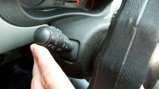 Wer mit dem Auto abbiegen möchte, muss vorher den Blinker setzen.