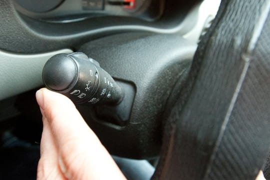 Wer mit dem Auto abbiegen möchte, muss vorher den Blinker setzen.