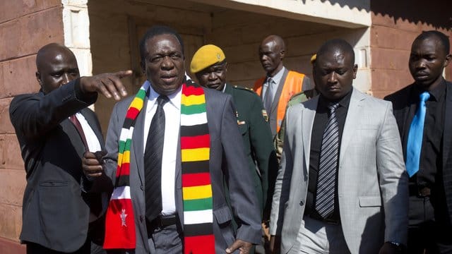 Emmerson Mnangagwa, Präsident von Simbabwe, nachdem er seine Stimme abgegeben hat. Emmerson Mnangagwa, Präsident von Simbabwe, nachdem er seine Stimme abgegeben hat.