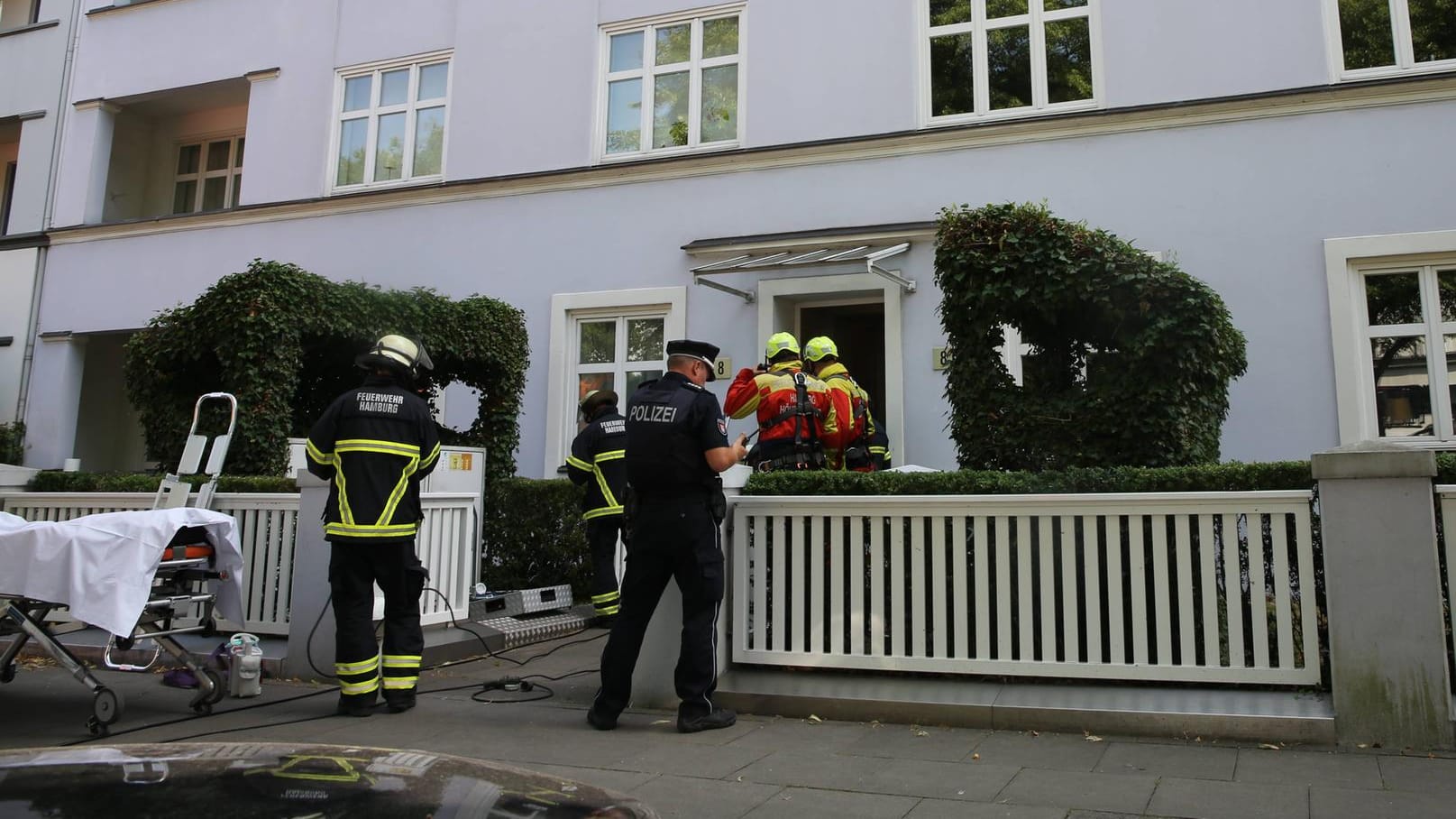 Die Fassade des Hauses, in dem der Unfall passierte: Ein Mechaniker wurde von einem herabfallenden Aufzug getroffen und getötet. Die Fassade des Hauses, in dem der Unfall passierte: Ein Mechaniker wurde von einem herabfallenden Aufzug getroffen und getötet.