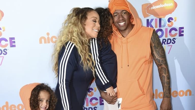 Mariah Carey mit ihren Kindern Moroccan (l) und Monroe sowie Musiker Nick Cannon bei der Verleihung der Kids' Choice Awards.