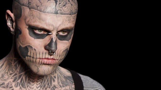 Rick Genest ist für seine Performance im Musikvideo "Born This Way" von Lady Gaga bekannt. Rick Genest ist für seine Performance im Musikvideo "Born This Way" von Lady Gaga bekannt.