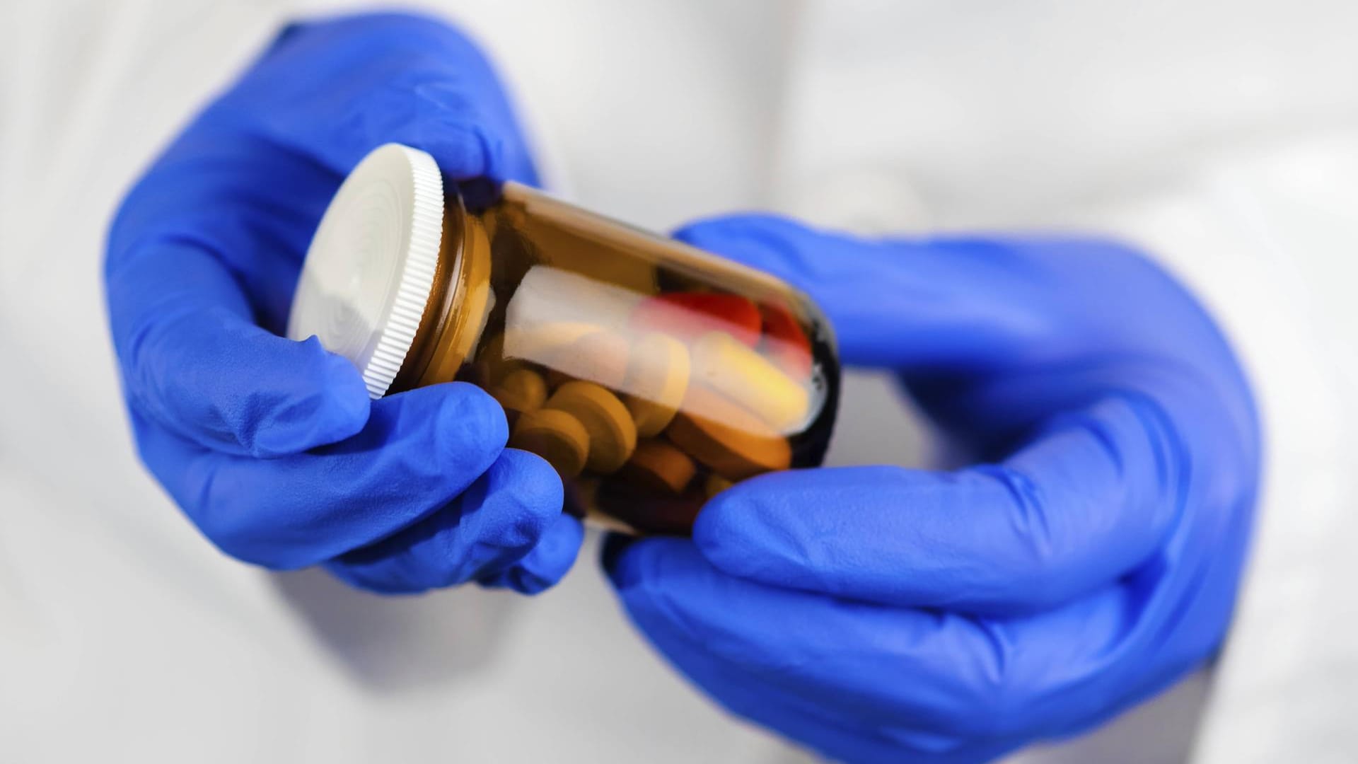 Eine Dose mit unbeschrifteten Tabletten: Ein Heilpraktiker aus Nürnberg hat mit illegalen Arzneimitteln einen Millionengewinn erwirtschaftet. Nun sitzt er in Untersuchungshaft. Eine Dose mit unbeschrifteten Tabletten: Ein Heilpraktiker aus Nürnberg hat mit illegalen Arzneimitteln einen Millionengewinn erwirtschaftet. Nun sitzt er in Untersuchungshaft.