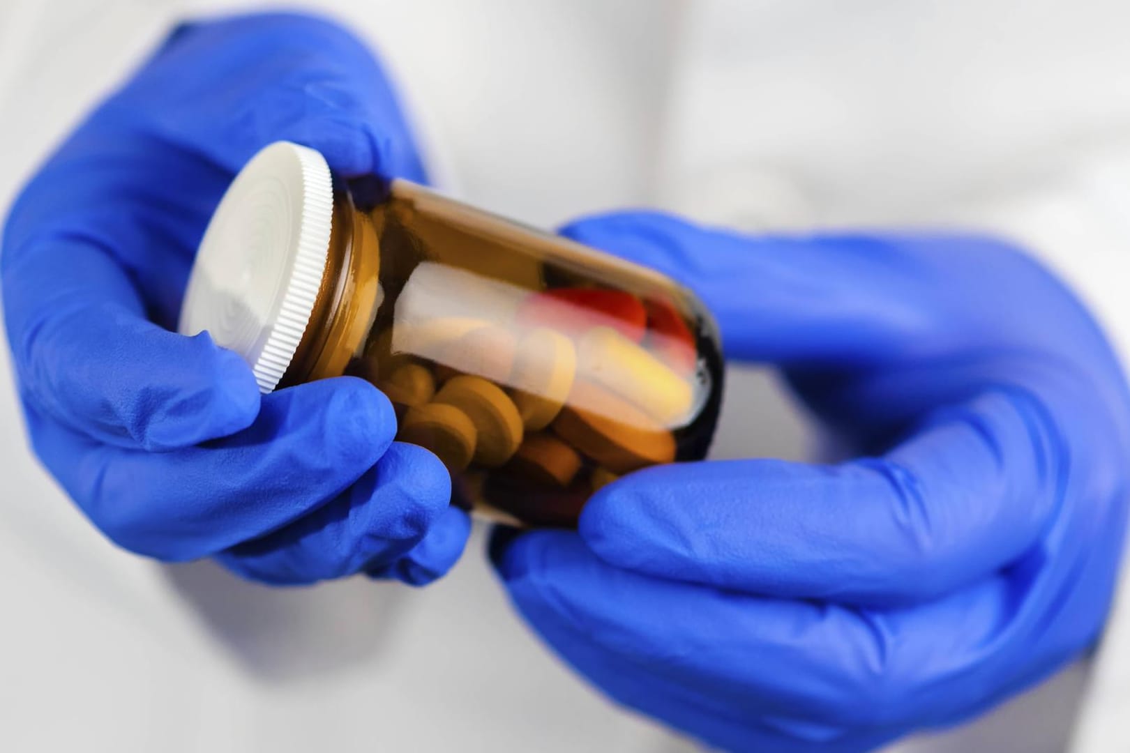 Eine Dose mit unbeschrifteten Tabletten: Ein Heilpraktiker aus Nürnberg hat mit illegalen Arzneimitteln einen Millionengewinn erwirtschaftet. Nun sitzt er in Untersuchungshaft.