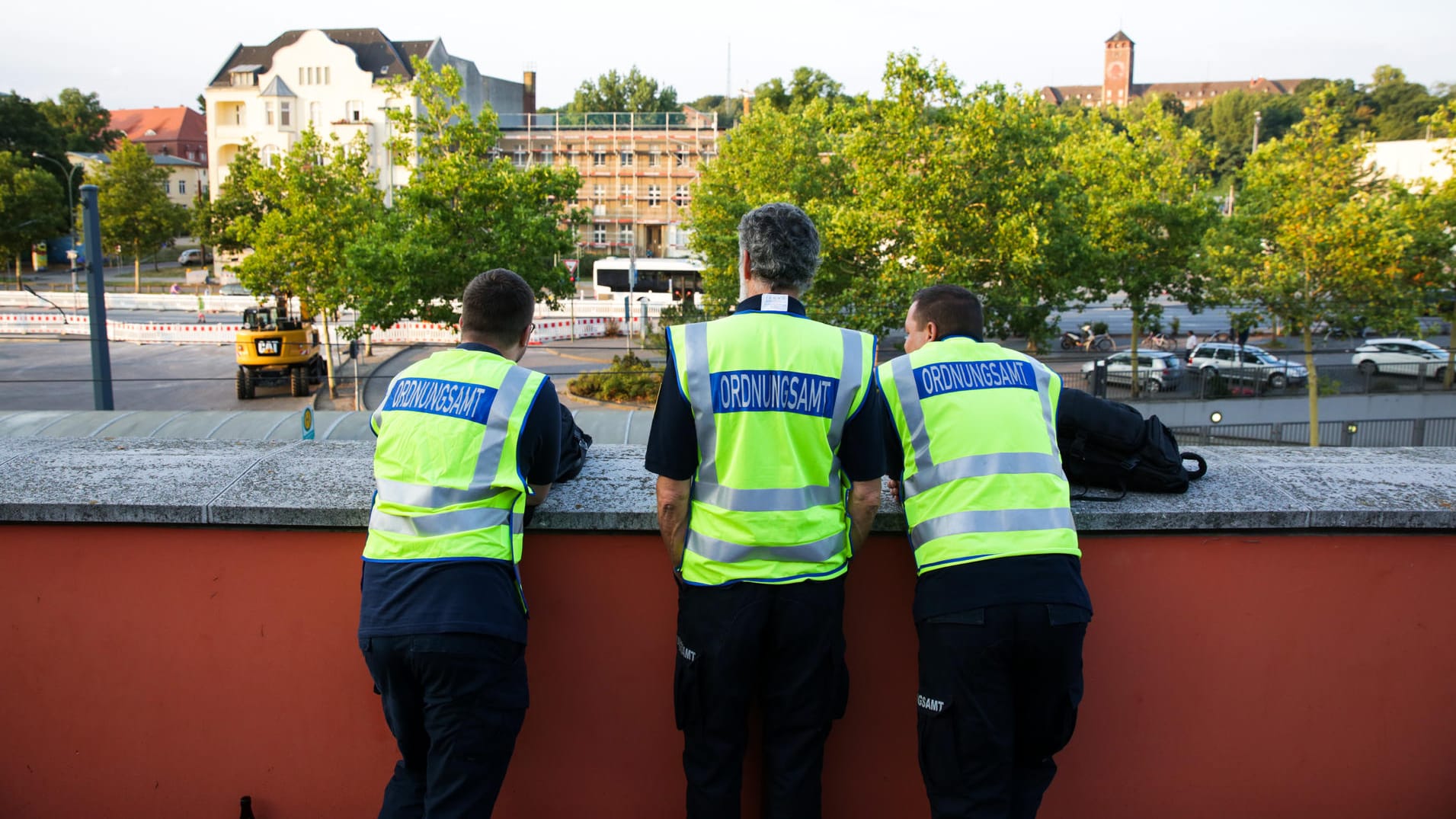 Mitarbeiter des Ordnungsamtes bereiten sich auf die Evakuierung vor: In Potsdam wird eine Weltkriegsbombe entschärft.