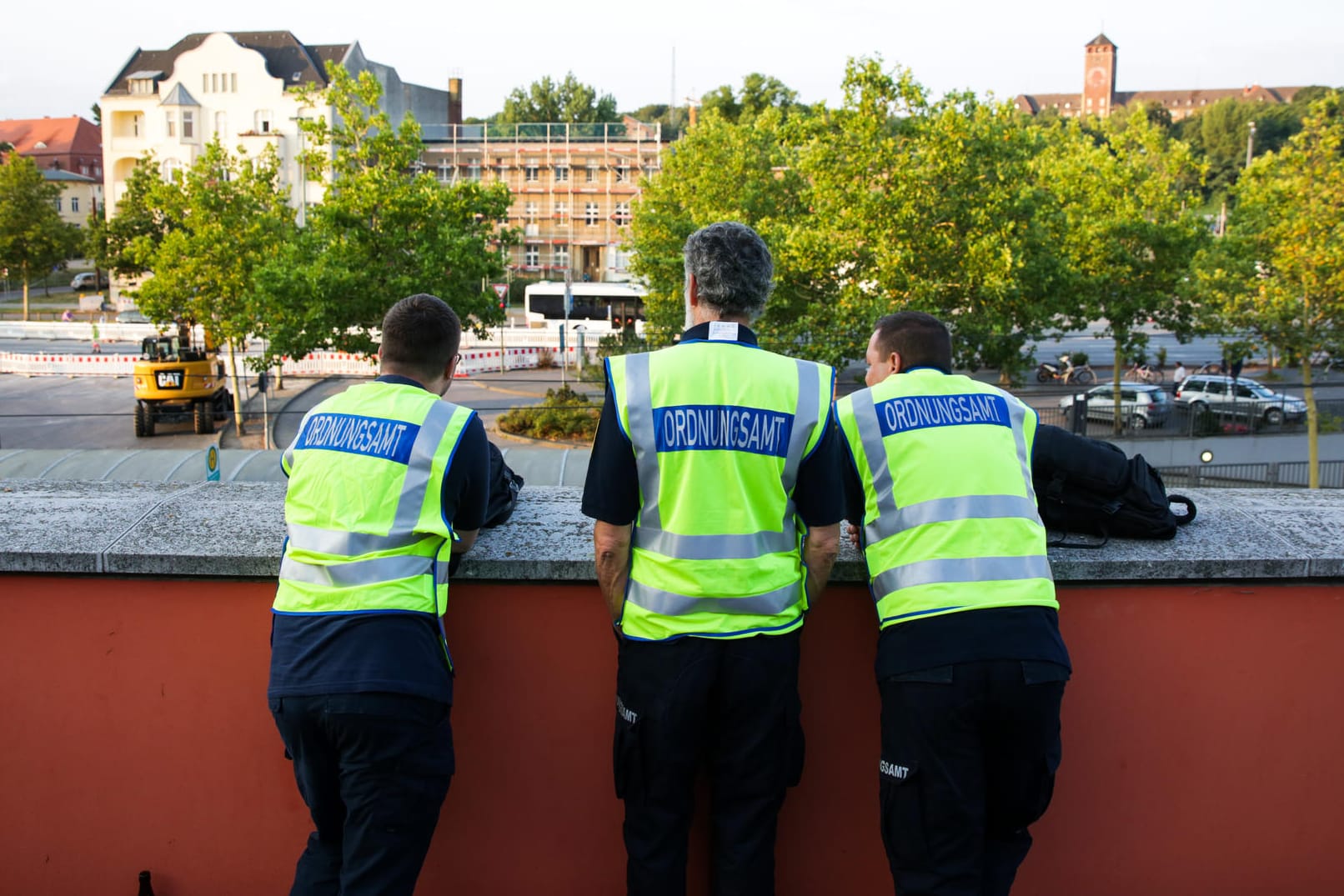 Mitarbeiter des Ordnungsamtes bereiten sich auf die Evakuierung vor: In Potsdam wird eine Weltkriegsbombe entschärft.