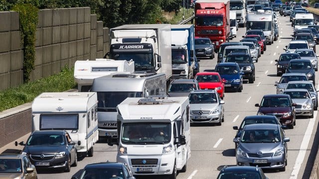 Viele Autofahrer müssen zum Beginn und zum Ende der Ferien mit langen Wartezeiten auf der Straße rechnen. Viele Autofahrer müssen zum Beginn und zum Ende der Ferien mit langen Wartezeiten auf der Straße rechnen.