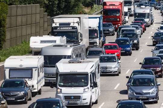 Viele Autofahrer müssen zum Beginn und zum Ende der Ferien mit langen Wartezeiten auf der Straße rechnen.