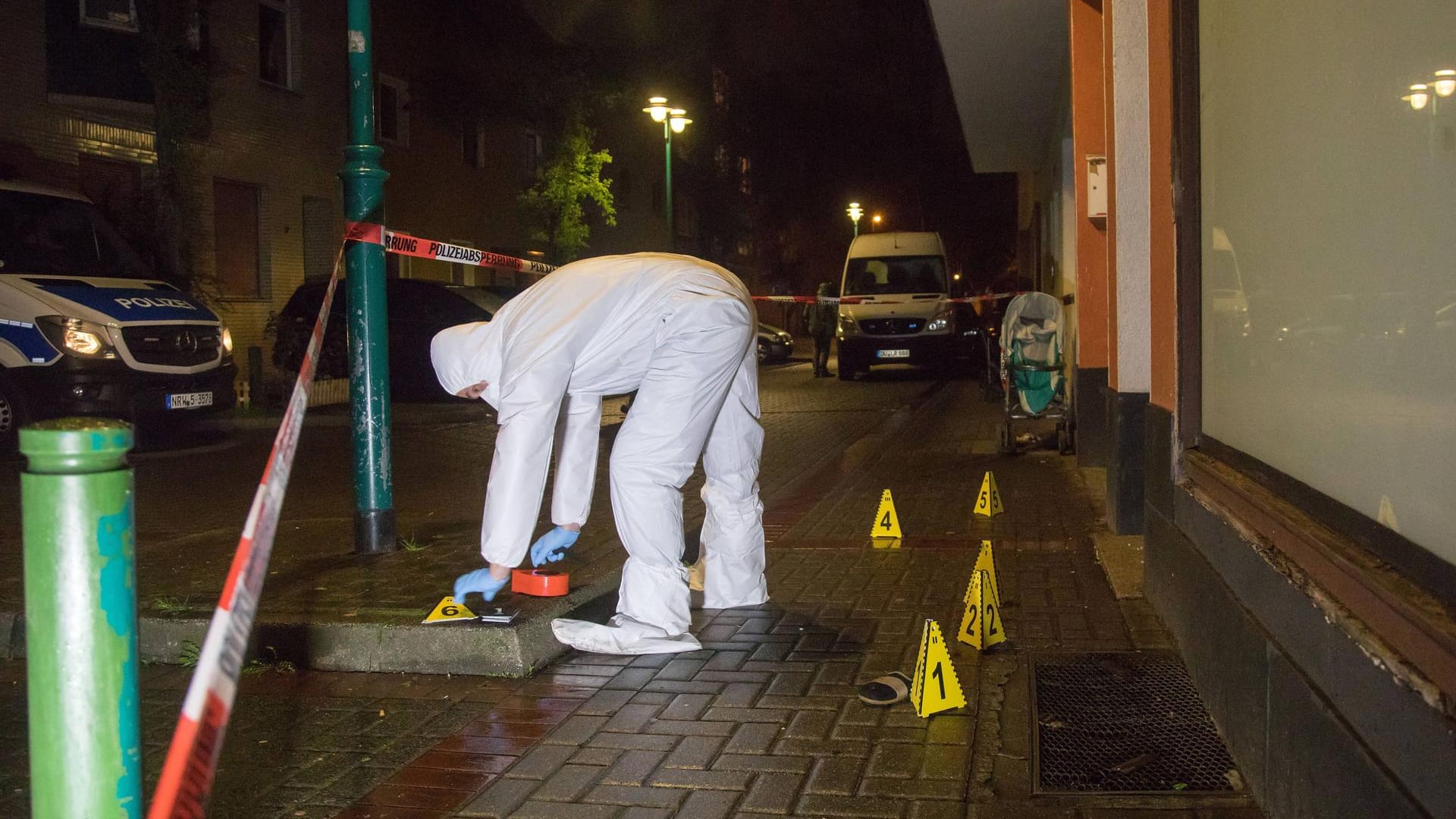 Der Tatort in der Henriettenstraße in Marxloh: Neben dem 14 Jahre alten Jugendlichen wurden zwei weitere Familienangehörige verletzt. Die Polizei war mit einem Großaufgebot vor Ort.