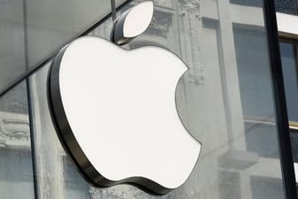 Das ikonische Apfellogo des Apple-Konzerns (Archivbild): Apple hat in den USA Geschichte geschrieben – erstmals konnte ein US-Konzern einen Börsenwert von 1 Billion Dollar erzielen.