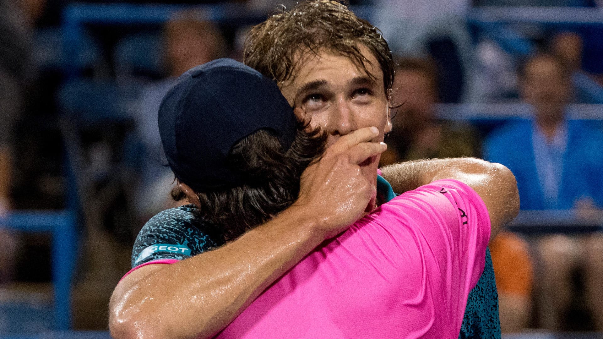 Umarmung der Tennisbrüder: Alexander Zverev (r.) tröstet seinen älteren Bruder Mischa.