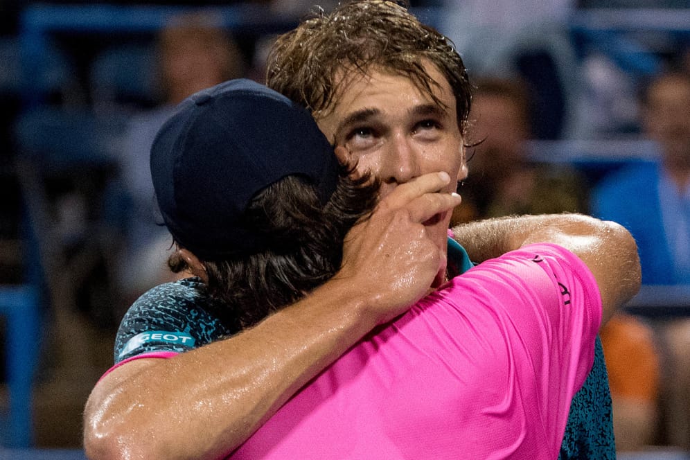 Umarmung der Tennisbrüder: Alexander Zverev (r.) tröstet seinen älteren Bruder Mischa.