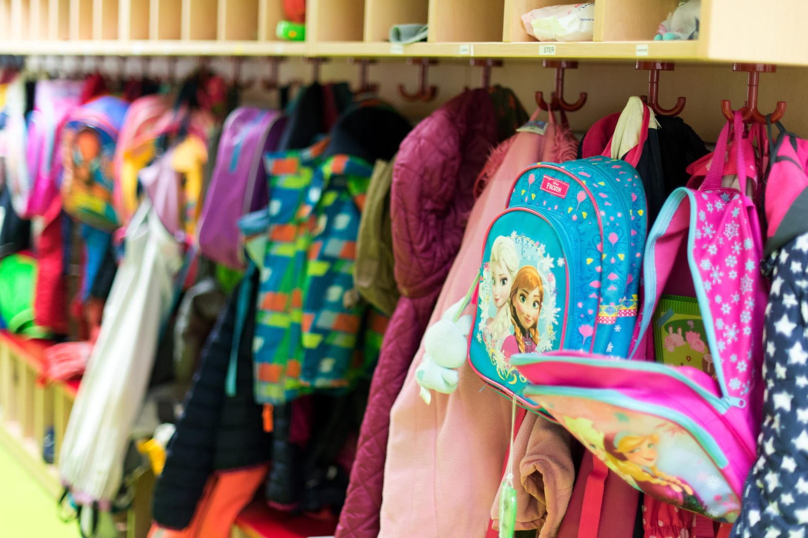 Flur einer Kindertagesstätte (Symbolbild): In einer Kita in Dormagen sorgen geschwärzte Kinderfotos für Irritationen.