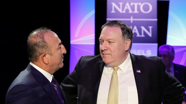 Der türkische Außenminister Mevlut Cavusoglu im Gespräch mit seinem US-Amtskollegen Mike Pompeo während des Nato-Gipfels in Brüssel. Der türkische Außenminister Mevlut Cavusoglu im Gespräch mit seinem US-Amtskollegen Mike Pompeo während des Nato-Gipfels in Brüssel.